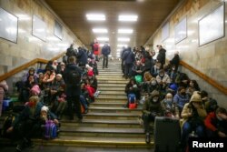 24일 우크라이나 키예프 시민들이 러시아의 공습으로 지하철 역사에 대피했다.