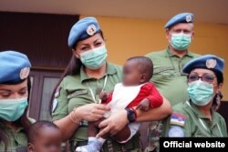 Pripadnici Vojske Srbije u misiji Ujedinjenih nacija u Centralnoafričkoj Republici (MINUSCA) organizovali su tokom humanitarne akcije u Centru za majke i decu u prestonici Bangiju, na fotografiji Ministarstva odbrane Srbije, objavljenoj 17. februara 2022.