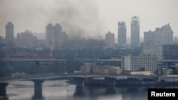 24일 러시아가 우크라이나에 대한 군사작전을 선언한 후 우크라이나 수도 키예프의 국방부 건물에서 공습에 의한 것으로 보이는 검은 연기가 피어오르고 있다.