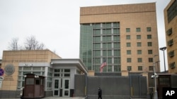 Zgrada američke ambasade u Moskvi (Foto: AP/Pavel Golovkin)