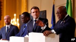 Presiden Prancis Emmanuel Macron (kedua kanan), Presiden Senegal Macky Sall, dan Presiden Dewan Eropa Charles Michel (kiri) mendengarkan Presiden Ghana Nana Afuko Addo (kanan), dalam konferensi pers di Istana Elysee, Paris, 17 Februari 2022. (Ian Langsdon, Pool via AP)
