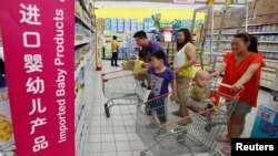 Keluarga di China membeli produk susu untuk bayi dan anak-anak di sebuah supermarket di Beijing (foto: ilustrasi). 