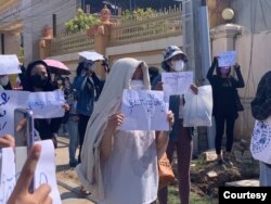 រូប​ឯកសារ៖ ក្រុម​កូដករ​នៅក្រុមហ៊ុនណាហ្គាវើលដ៍​មក​ធ្វើជាសាក្សី​នៃការ​ចូលទៅបំភ្លឺរបស់​កូដករ​ជាស្ត្រីបួន​រូប​ នៅ​ស្នង​ការដ្ឋាន​នគរបាល​រាជធានី​ភ្នំពេញ​ ថ្ងៃទី​១៨ ខែកុម្ភៈ ឆ្នាំ​២០២២ ពាក់​ព័ន្ធ​ការ​ចោទ​ប្រកាន់​បំពាន​វិធាន​ការ​ទប់ស្កាត់ជំងឺកូវីដ​១៩។ (មជ្ឈមណ្ឌល​សម្ព័ន្ធ​ភាព​ការងារ​និង​សិទ្ធិ​មនុស្ស​សង់​ត្រាល់)