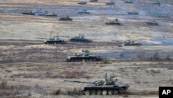Arhiva - Tenkovi napreduju tokom rusko-beloruske vojne vežbe na poligonu Obuz-Lesnovski, u Belorusiji, 19. februara 2022.