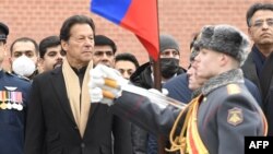 Perdana Menteri Pakistan Imran Khan ambil bagian dalam upacara pelatakan karangan bunga di Kremlin Wall, Moskow, sebagai bagian dari lawatannya ke Rusia, pada 24 Februari 2022. (Foto: Pool/AFP/Alexander Nemenov)