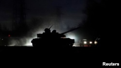 Tenk vozi ulicama grada Donjetska, koji je pod kontrolom separatista, u Ukrajini, 22. februara 2022.