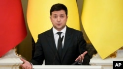 Presiden Ukraina Volodymyr Zelenskyy di Istana Mariinskyi di Kyiv, Ukraina, 23 Februari 2022. (Foto: AP)
