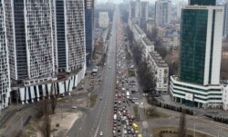 ترافیک سنگین و راه‌بندان در مسیرهای خروجی شهر کی‌یف (۵ اسفند ۱۴۰۰)