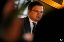 Menteri Luar Negeri Ukraina Dmytro Kuleba berbicara dalam konferensi pers di sela-sela pertemuan para menteri luar negeri Uni Eropa di Brussels, Senin, 21 Februari 2022. (Foto: AP)