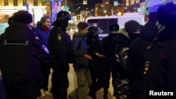 在俄罗斯对乌克兰发动军事行动后，在莫斯科的一次反战抗议期间，警察拘捕一人。(2022年2月24日)