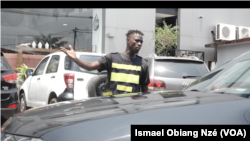 Jean de Dieu, gardien de parking auto à Libreville, au Gabon.(VOA/Ismael Obiang Nzé)