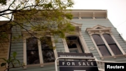 미국 캘리포니아주 샌프란시스코 시내 주택 앞에 매물 표지판이 설치돼있다. (자료사진)