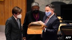 Perwakilan Tetap Ukraina untuk PBB Sergiy Kyslytsya (kanan) berbicara dengan duta besar AS untuk PBB Linda Thomas-Greenfield (tengah) dalam pertemuan darurat Dewan Keamanan PBB tentang krisis Ukraina, di New York, 21 Februari , 2022. (TIMOTHY A. CLARI / AFP)