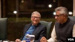 Bill Gates (kiri) dan Faisal Sultan, Asisten Khusus Perdana Menteri Pakistan untuk bidang kesehatan, menggelar konferensi pers di Islamabad, pada 17 Februari 2022. (Foto: Courtesy Bill & Melinda Gates Foundation)