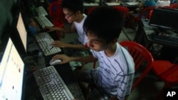 នៅ​ក្នុង​រូបថត​ថ្ងៃ​ទី​២៧ កញ្ញា ២០១២ នេះ សិស្ស​វៀតណាម​ពីរ​រូប​ប្រើ​បណ្តាស​សង្គម Facebook នៅ​ហាង​អ៊ីនធឺណិត​កាហ្វេ​មួយ​នៅ​ក្បែរ​អន្តេវាសិកដា្ឋន។