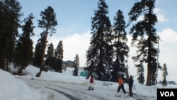 Roads covered with snow outside the “world's highest” igloo cafe at 2500 meters altitude in Gulmarg. (Bilal Hussain/VOA)