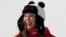 Eileen Gu, ki pran meday lo a nan freeski halfpipe la selebre pandan seremoni remiz meday la nan Jezolenpik Ive Peken yo, 18 Fevriye 2022. 