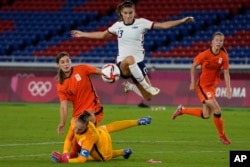 지난 2020 도쿄 하계올림픽에서 미국 여자축구 대표팀 앨릭스 모건(가운데) 선수가 네덜란드 선수들을 피해 공격하고 있다. (자료사진)