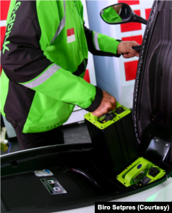 Salah satu pengendara Gojek Ismail berbincang dengan Presiden tentang kemudahan mengendarai motor listrik. (Foto: Courtesy/Biro Setpres)