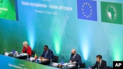 Dari kiri: Presiden Komisi Eropa Ursula von der Leyen, Presiden Senegal Macky Sall, Presiden Dewan Eropa Charles Michel dan Presiden Prancis Emmanuel Macron saat pembukaan KTT Uni Eropa Afrika di gedung Dewan Eropa di Brussels, Kamis, 17 Februari 2022. (Yves Herman, Pool via AP)