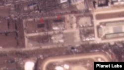 평양 미림비행장 북쪽 열병식 훈련장 공터에 차량들(화살표)이 대거 주차된 모습이 보인다. 대열을 이룬 병력(사각형 안)들도 확인된다. 자료=Planet Labs.