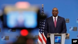 美防长奥斯汀在与北约国防部长举行会谈后在一个媒体会议上讲话。（2022年2月17日）