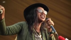 Des manifestants saluent le départ des militaires étrangers du Mali