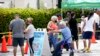 Orang-orang antre untuk tes COVID-19 di Miami-Dade County, 26 Juli 2021.(Foto: AP Photo/Lynne Sladky)