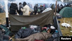 Migranti spavaju u kampu nedaleko od kontrolno punkta Bruzgi-Kuznica, na granici Belorusije i Poljske, u regionu Grodno, Belorusija, 18. novembra 2021.