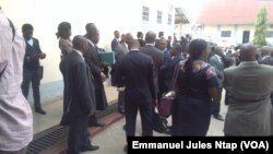Des avocats venus soutenir l’un de leur collègue en attente de jugement au Tribunal militaire de Yaoundé, Cameroun, 2 février 2017. (VOA/Emmanuel Jules Ntap)