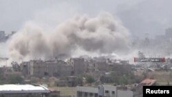 Video prise par l'armée syrienne, le 13 mai 2017, montrant de la fumée s'échappant du quartier de Qaboun, Damas, Syrie.
