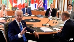 26일 독일에서 개막한 주요 7개국(G7) 정상회의 참가자들이 실무회담을 진행하고 있다. 앞 왼쪽부터 시계 방대 방향으로 조 바이든 미국 대통령, 올라프 숄츠 독일 총리, 쥐스탱 트뤼도 캐나다 총리, 마리오 드라기 이탈리아 총리, 샤를 미셸 유럽연합(EU) 정상회의 상임의장, 우르줄라 폰데어라이엔 EU 집행위원장.