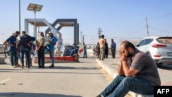 Muškarac sjedi blizu kapije graničnog prijelaza Rafah s Egiptom na jugu pojasa Gaze 3. novembra 2023.