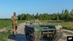 លោក Andrii Denysenko​ នាយក​ប្រតិបត្តិ​កក្រុមហ៊ុន«UkrPrototyp» ​ឈរជិត​រថយន្ត​ Odyssey ទម្ងន់​៨០០​គីឡូក្រាម នៅ​ភាគខាងជើង​អ៊ុយក្រែន​កាលពីថ្ងៃសុក្រទី​២៨ មិថុនា ឆ្នាំ២០២៤។