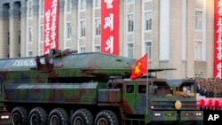 북한이 2015년 10월 노동당 창건 70주년 열병식에서 공개한 이동식 대륙간탄도미사일(KN-08)의 모습