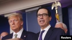 Moliya vaziri Stiven Mnuchin va Prezident Donald Tramp