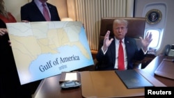 Prezident Donald Tramp farmon chiqarib, Meksika ko'rfazi nomini Amerika ko'rfazi deya o'zgartirgan. AQSh rahbari Yangi Orlean tomon parvoz paytida media bilan gaplashmoqda, 9-fevral, 2025. 