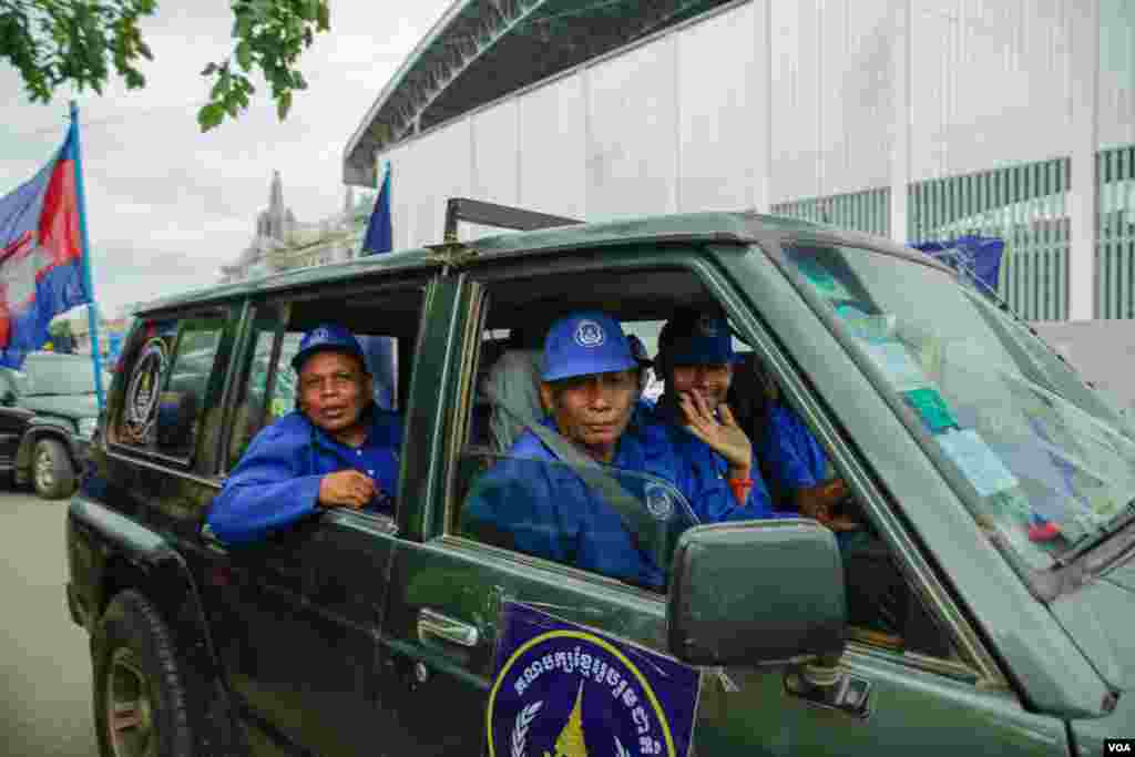 អ្នក​គាំទ្រ​គណបក្ស​ខ្មែរ​រួប​រួម​ជាតិ​ចាប់​ផ្តើម​ចេញ​ដំណើរ​ដង្ហែ​ក្បួន​ឃោសនា​នយោបាយ​ នៅ​រាជធានី​ភ្នំពេញ​ ថ្ងៃ​សៅរ៍​ ទី​០៧​ ខែ​កក្កដា​ ឆ្នាំ​២០១៨។​ (ទី អូលីស្សា/ ​VOA)