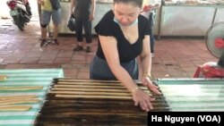 រូបឯកសារ៖ ស្រ្តី​ម្នាក់​កំពុង​ធ្វើ​ស្ករ​​គ្រាប់​នៅ​ខេត្ត Ben Tre ប្រទេស​វៀតណាម។ 