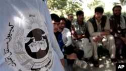 Warga Afghanistan antri untuk mendaftarkan diri di sebuah tempat pendaftaran pemilu di Kabul, Afghanistan (16/9). Seorang pengendara sepeda motor dilaporkan menewaskan ketua Komisi Pemilihan Independen di Provinsi Kunduz, Rabu (18/9).