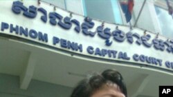 ភរិយា​របស់​មេដឹកនាំ​​រណសិរ្ស​រួប​រួម​ជាតិ​ខ្មែរ​​សញ្ញា​ក្បាល​ខ្លា នៅ​មុខ​​សាលា​ដំបូង​រាជធានី​ភ្នំពេញ។