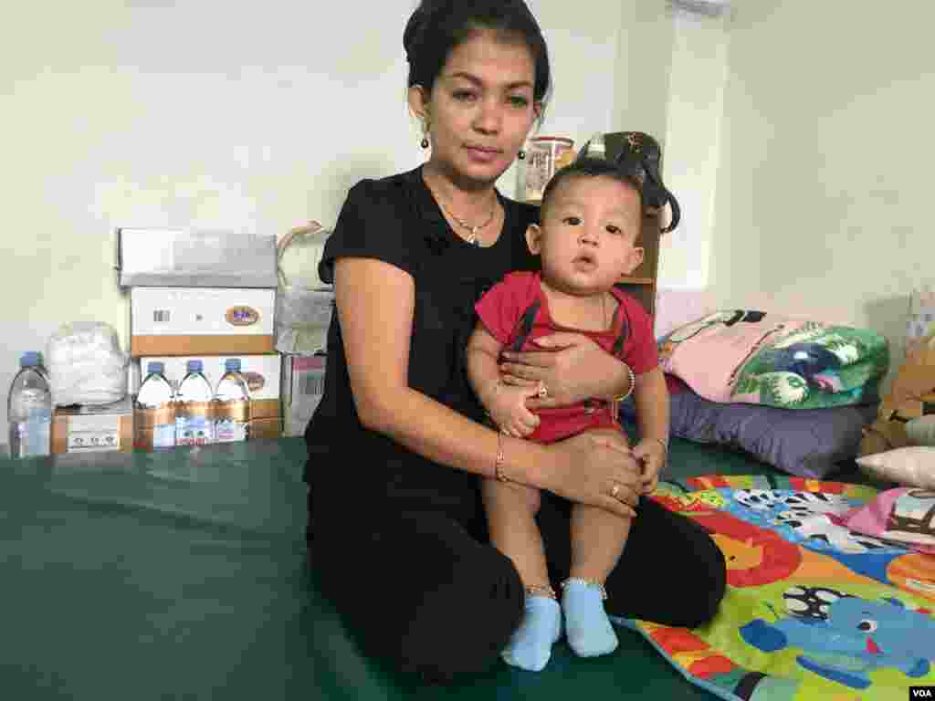 អ្នកស្រី ប៊ូ រចនា ភរិយា​លោក កែម ឡី ​ពរ​កូន​ប្រុស​ពៅ​ឈ្មោះ កែម វីរបុត្រ នៅកន្លែង​សុវត្ថិភាព​បណ្តោះអាសន្ន​ក្នុង​ប្រទេស​មួយ កាលពី​ថ្ងៃទី២ ខែកក្កដា ឆ្នាំ២០១៧។ (សុខ ខេមរា/VOA)