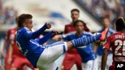 Kevin-Prince Boateng de Schalke du Ghana dégage le ballon au cours du match de football de la Bundesliga allemande opposant le FC Schalke 04 et le VfB Stuttgart à Gelsenkirchen, en Allemagne, 2 mai 2015. Schalke battu Stuttgart par 3-2.