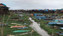 ទិដ្ឋភាព​ទូកនេសាទ​នានា​ត្រូវ​បាន​ទុកចោល​ ដោយសារ​គ្មាន​ត្រី​ដើម្បី​នេសាទ​បាន ភូមិ​កំពង់ឃ្លាំង ខេត្ត​សៀមរាប ថ្ងៃទី៦ ខែកក្កដា ឆ្នាំ​២០២០។