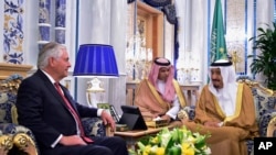 FILE - Menteri Luar Negari AS Rex Tillerson (Kiri) bertemu dengan Raja Salman dari Saudi Arabia (Kanan) di Jeddah, Juli 12, 2017.