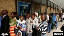 Warga antri panjang untung mengambil uang tunai dari ATM sebuah Bank di Harare, Zimbabwe, Selasa (28/11). Zimbabwe mengalami kemerosotan ekonomi dan hiper-inflasi puluhan tahun. 