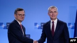 រដ្ឋមន្ត្រី​ការបរទេស​អ៊ុយក្រែន​លោកDmytro Kuleba (ឆ្វេង) ចាប់ដៃជាមួយអគ្គលេខាធិការ​អង្គការ​អូតង់លោក​ Jens Stoltenberg (ស្តាំ) កាលពីថ្ងៃទី​២៩ វិច្ឆិកា​​ ឆ្នាំ២០២៣។