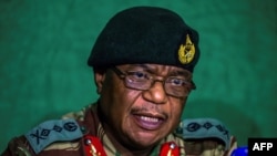 Le général Constantino Guveya Chiwenga (C), commandant des forces de défense du Zimbabwe, s'exprime lors d'une conférence de presse à la caserne de Tongogara, à Harare, le 20 novembre 2017.