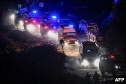 امبولانس‌ها برای انتقال نجات یافتگان از داخل تونل صف کشیده‌اند - ۷ آذر ۱۴۰۲