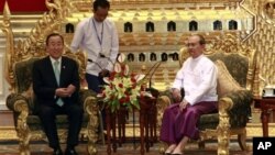 မြန်မာသမ္မတ ဦးသိန်းစိန် နဲ့ ကုလသမဂ္ဂ အတွင်းရေးမှူးချုပ် ဘန်ကီမွန်း တို့ နေပြည်တော်မှာ တွေ့ဆုံစဉ် (၃၀ ဧပြီ ၂၀၁၂)